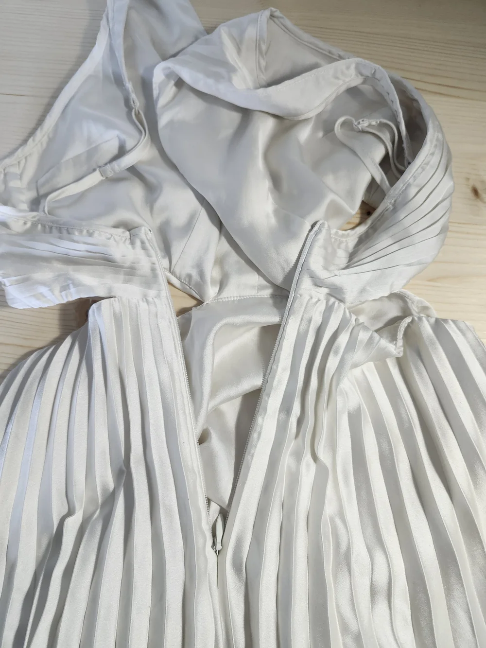 Abercrombie & Fitch Pleated White Satin V-Neck Maxi Dress with Cutout - M Tall